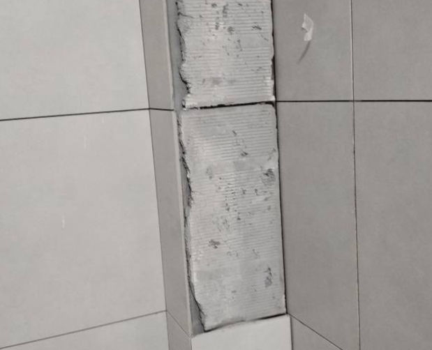 沅江瓷砖空鼓维修公司分享下瓷砖施工前基层浇水润湿程度不足，可能导致以下问题