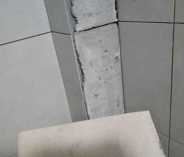 沅江瓷砖空鼓维修公司分享下厨房瓷砖脱落的补救措施。
